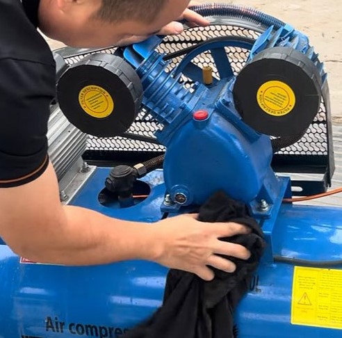 Thay nhớt máy nén khí Mini