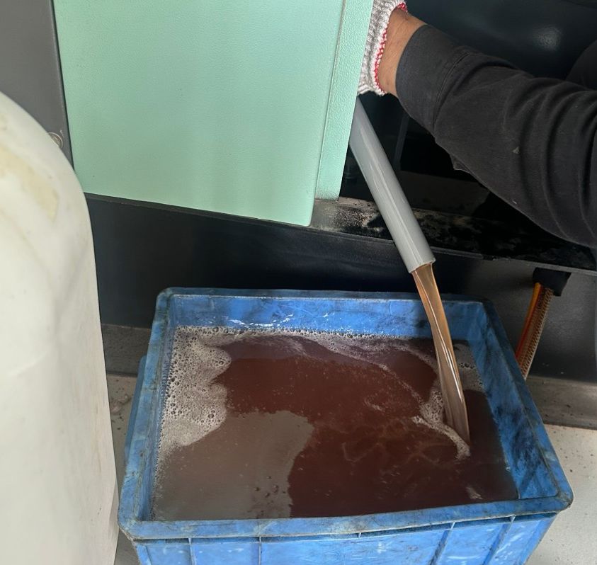 Xả dầu cũ để thay dầu mới